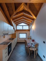 Apartamento, balcón, vistas a la montaña | Cocina privada | Frigorífico grande, microondas, horno y placa de cocina