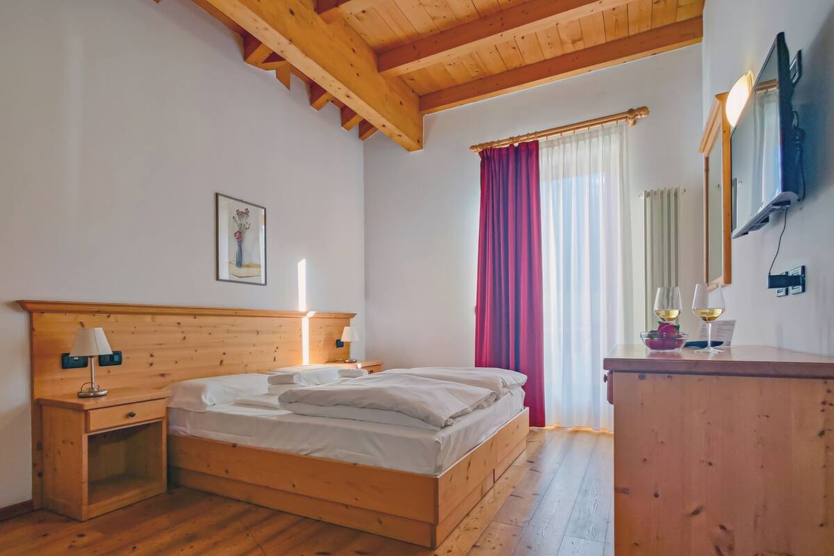 In-room safe, desk, laptop workspace, free WiFi