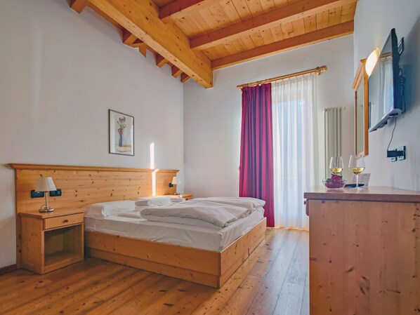 Habitación estándar con 1 cama matrimonial o 2 individuales, balcón, vista a la montaña