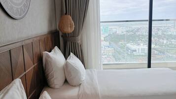 Basic Twin Room, Park View | In-room safe, desk, laptop workspace, soundproofing