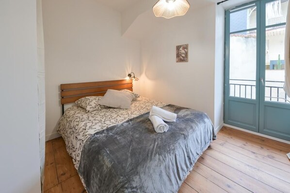 Desk, iron/ironing board, travel crib, free WiFi - L'Odyssée des Pyrénées: Air-conditioned & Parking (8p) (Pau)