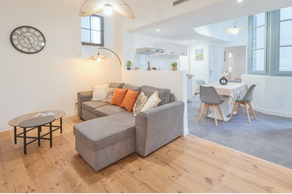 TV connectée, livres, espaces bureaux