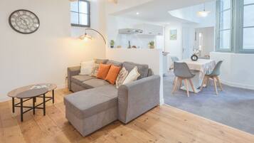 TV connectée, livres, espaces bureaux