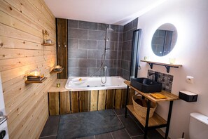 Bubbelbadkar och hårtork