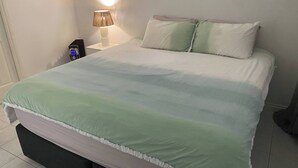 Unclassified image, 3 of 17, button - Cozy House Ideal Location (Melbourne)