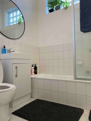 Apartment, 3 Schlafzimmer, barrierefrei | Badezimmer