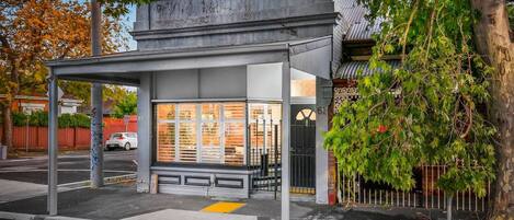 المنشأة من الخارج