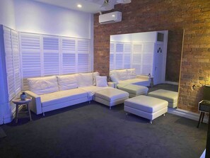 Apartment, 3 Bedrooms, Accessible | Living room | Books - Cozy House Ideal Location (Melbourne)