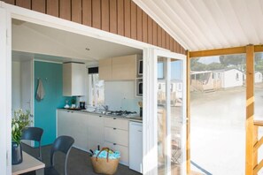 Fridge, microwave, stovetop, coffee/tea maker - Beach lodge with lake view in Ravels (Ravels)