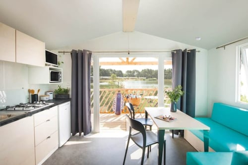 Beach lodge with lake view in Ravels