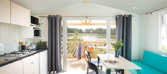 Beach lodge with lake view in Ravels