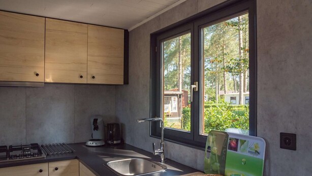 Coffee/tea maker, fridge, microwave, stovetop - Luxury Forest Lodge with Private Garden (Ravels)