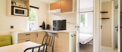 Réfrigérateur, micro-ondes, plaque de cuisson, lave-vaisselle