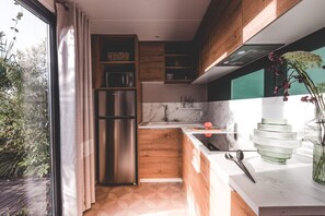 Fridge, microwave, stovetop, coffee/tea maker - Two-Bedroom Retreat in the Heart of Kempen (Ravels)