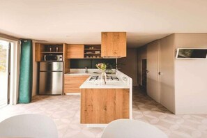 Kühlschrank, Mikrowelle, Herdplatte, Geschirrspüler