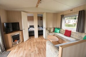 Smart TV, fireplace - 3-Bedroom Central Retreat in Ravels (Ravels)