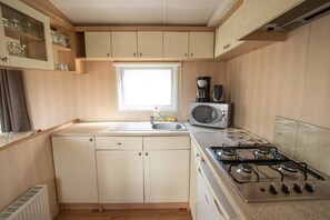 Fridge, microwave, stovetop, coffee/tea maker - 3-Bedroom Central Retreat in Ravels (Ravels)