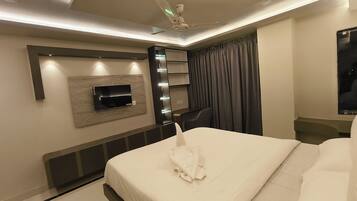 Deluxe Twin Room | Desk, laptop workspace, free WiFi