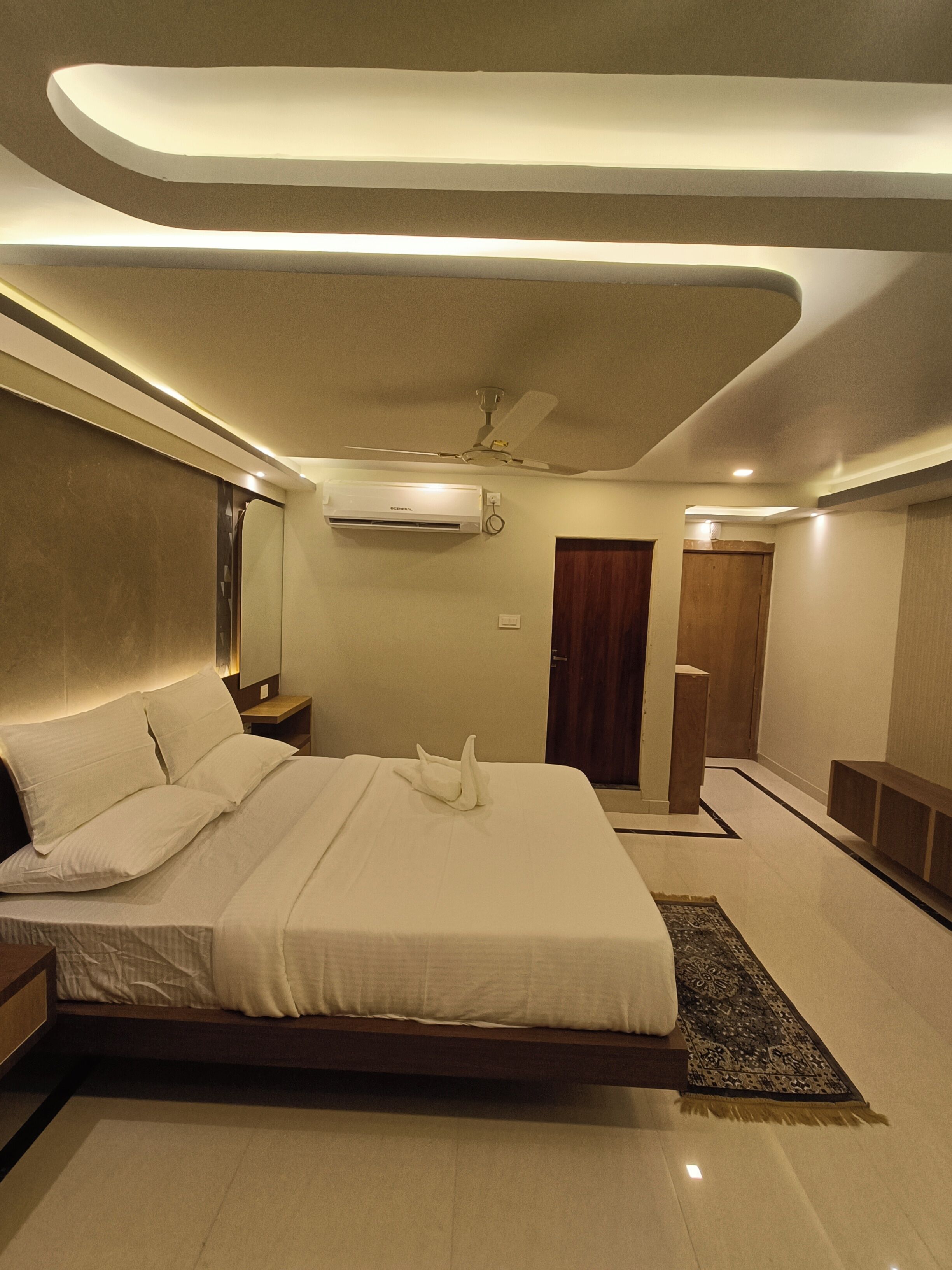 Escritorio, espacio para trabajar con laptop y wifi gratis 