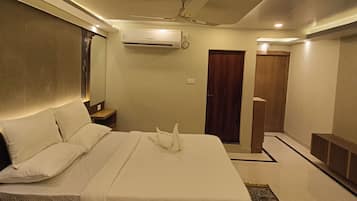 Escritorio, espacio para trabajar con laptop y wifi gratis