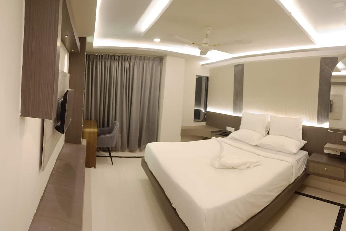 Classic Room | Desk, laptop workspace, WiFi (free)