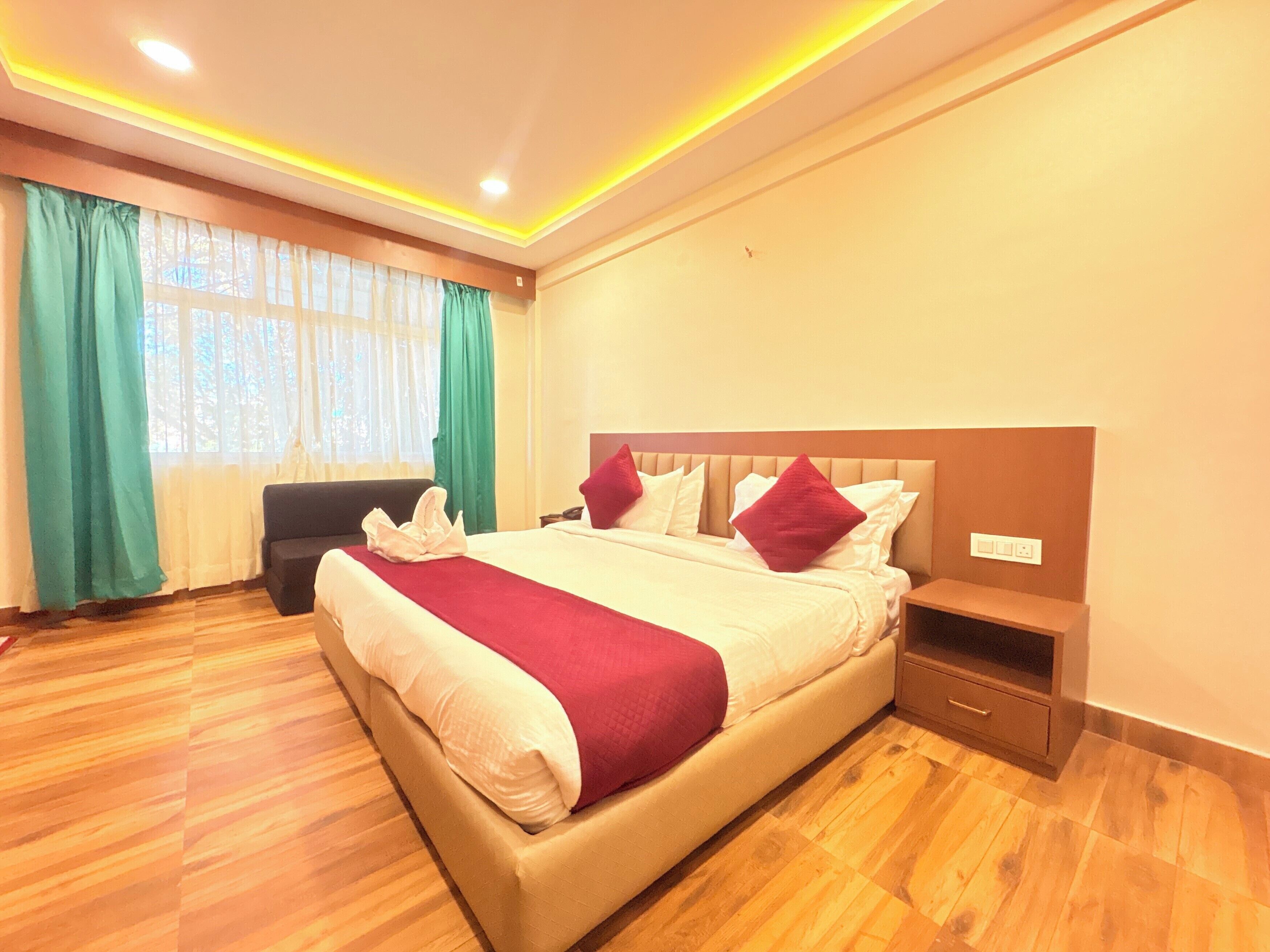 Deluxe kamer, uitzicht op de stad | Een bureau, gratis wifi, beddengoed