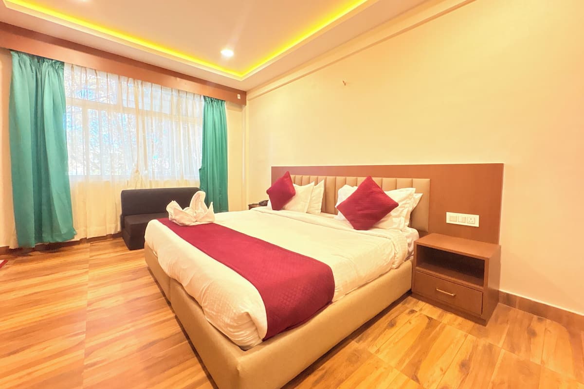 Deluxe kamer, uitzicht op de stad | Een bureau, gratis wifi, beddengoed