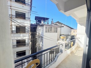 Superior Room, 1 King Bed, City View | Balcony