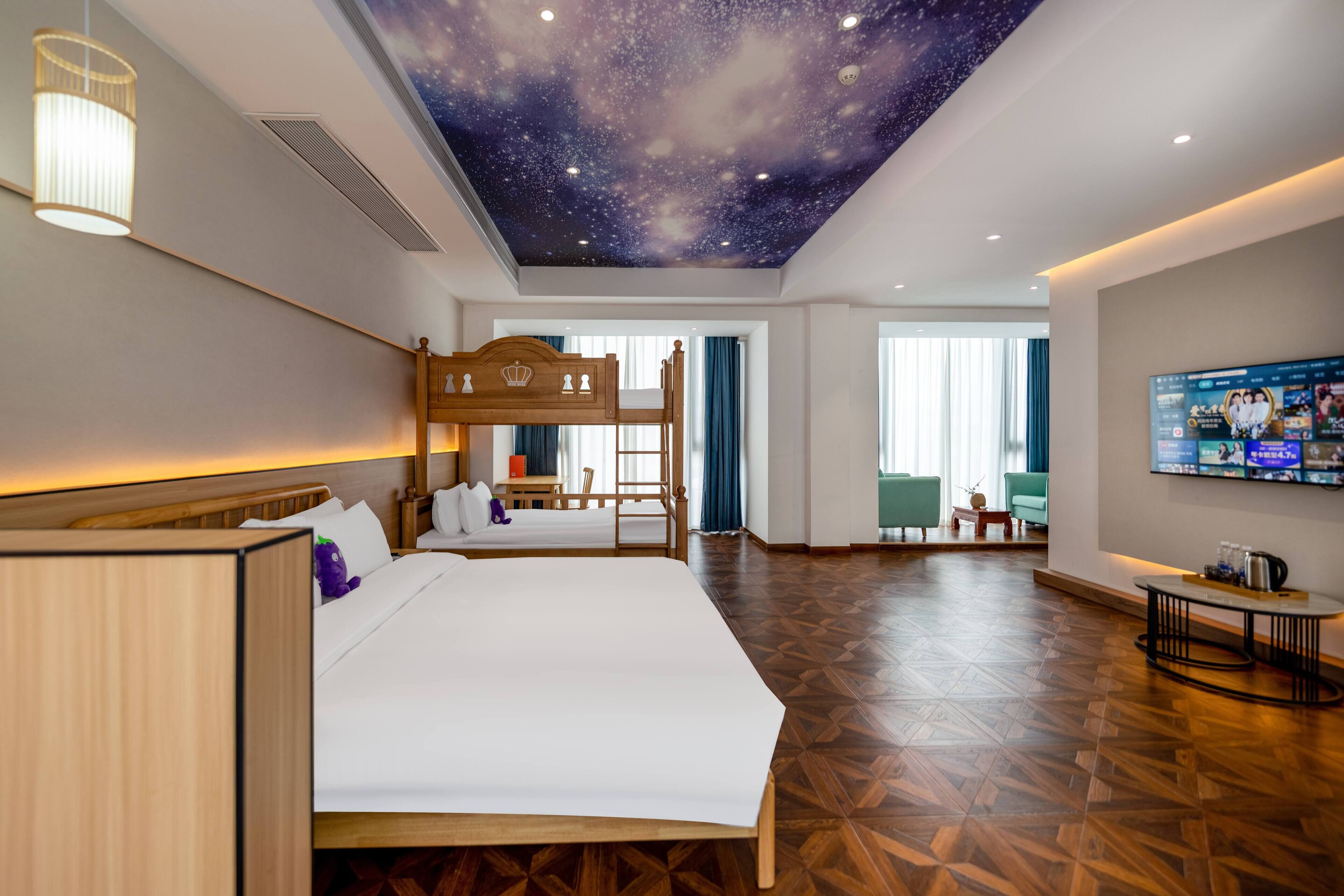 Familien-Studiosuite, Terrasse, Blick auf den Innenhof | Schreibtisch, kostenloses WLAN