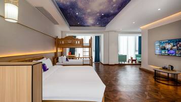 Familien-Studiosuite, Terrasse, Blick auf den Innenhof | Schreibtisch, kostenloses WLAN