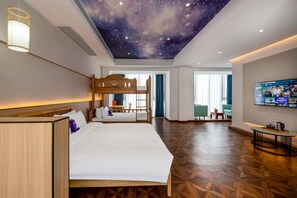 Familien-Studiosuite, Terrasse, Blick auf den Innenhof | Schreibtisch, kostenloses WLAN