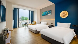 A modern hotel room with two beds, a desk, and a view of the outdoors. - Silk Road-Fu Tea Town Boutique Homestay (Xianyang)