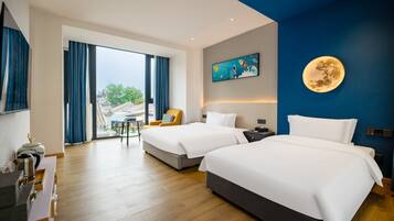 Senior-Zweibettzimmer, Terrasse, Blick auf den Innenhof | Schreibtisch, kostenloses WLAN