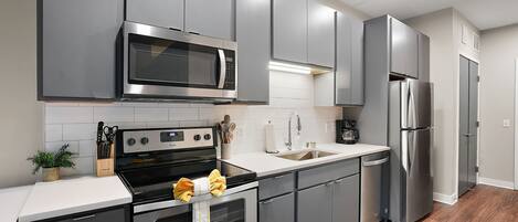 Kjøleskap, mikrobølgeovn, ovn og kokeplater