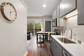 Fridge, microwave, oven, stovetop - CozySuites in Marquee Studio w/ balcony,pool & gym (Minneapolis)