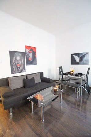 Iron/ironing board - Premium 1BR Stay for 5 Prime Location (Wien)