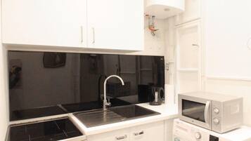 Basic-Apartment | Eigene Küche | Mikrowelle, Ofen, Herdplatte, Kochgeschirr/Geschirr/Besteck