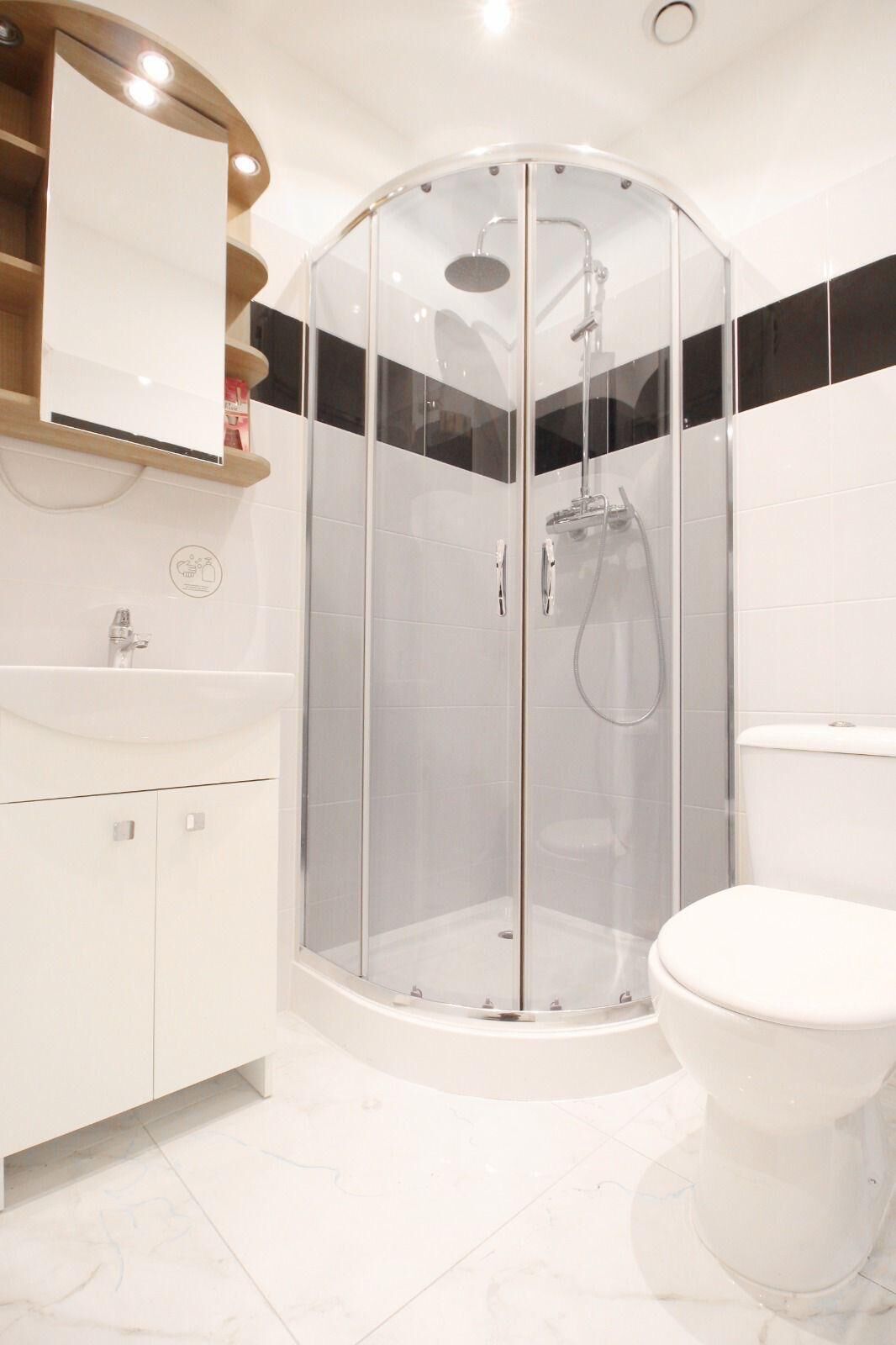 Basic Apartment | Bathroom | Shower, free toiletries, hair dryer, towels