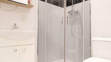 Basic-Apartment | Badezimmer | Dusche, kostenlose Toilettenartikel, Haartrockner, Handtücher