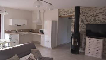 TV, lettore DVD, tavolo da calcetto, impianto stereo