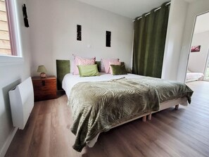 6 habitaciones, tabla de planchar con plancha y cuna de viaje 