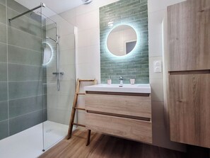 Ducha, artículos de higiene personal ecológicos y secador de pelo