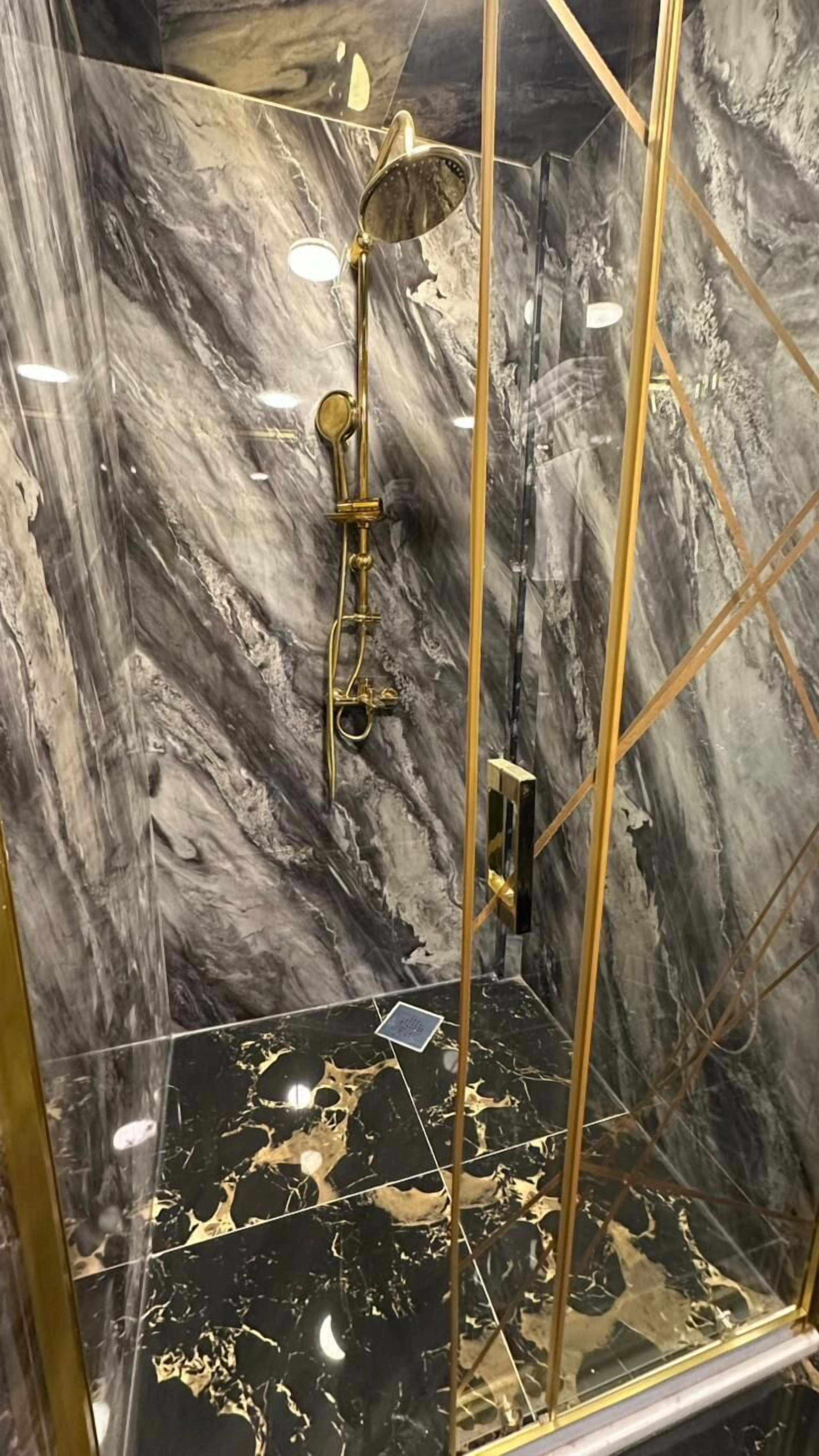 Ducha, secador de pelo, zapatillas y toallas