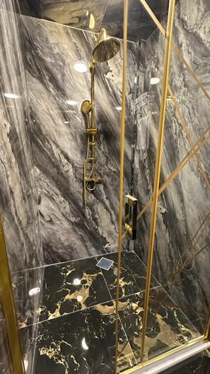 Shower, hair dryer, slippers, towels - Avenue Nizami Hotel (Bakı)