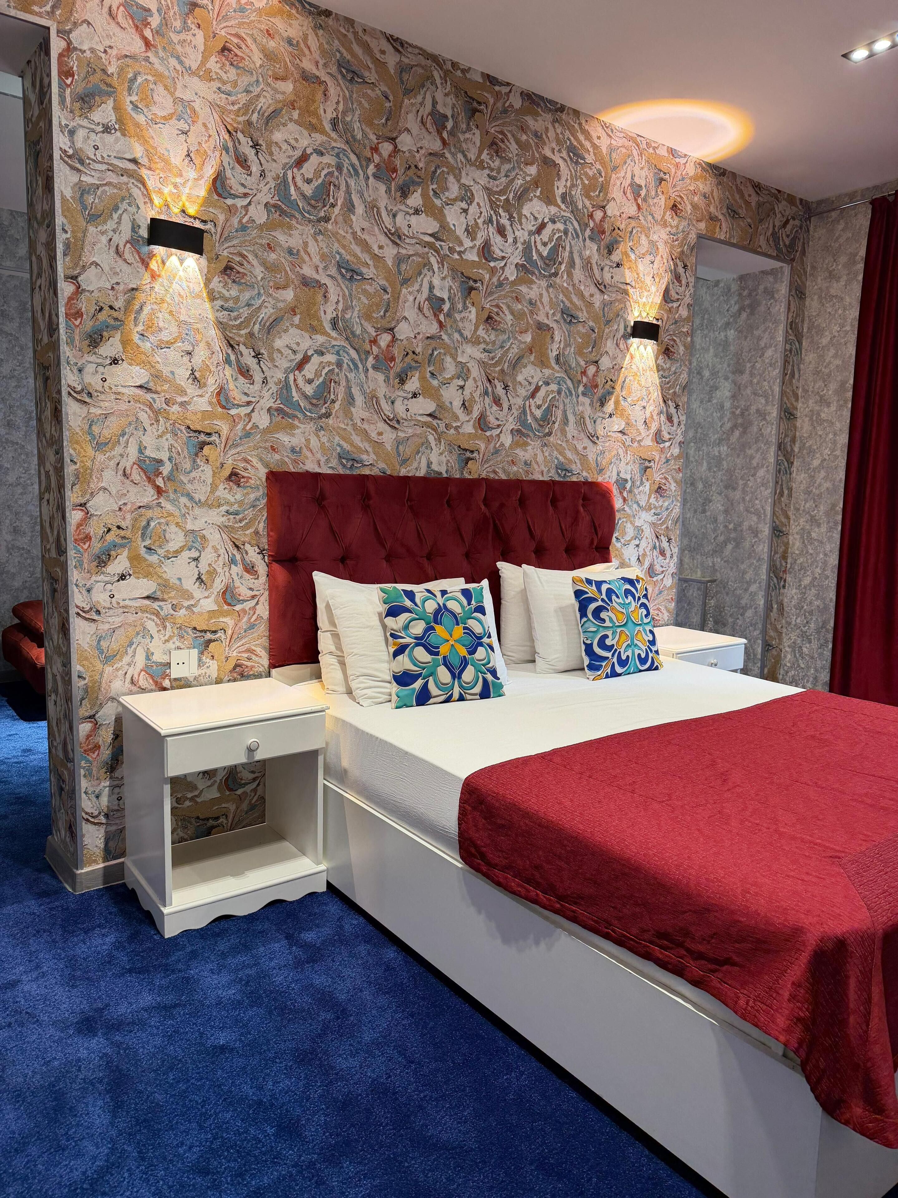 Signature Studio Suite | In-room safe, desk, laptop workspace, blackout drapes