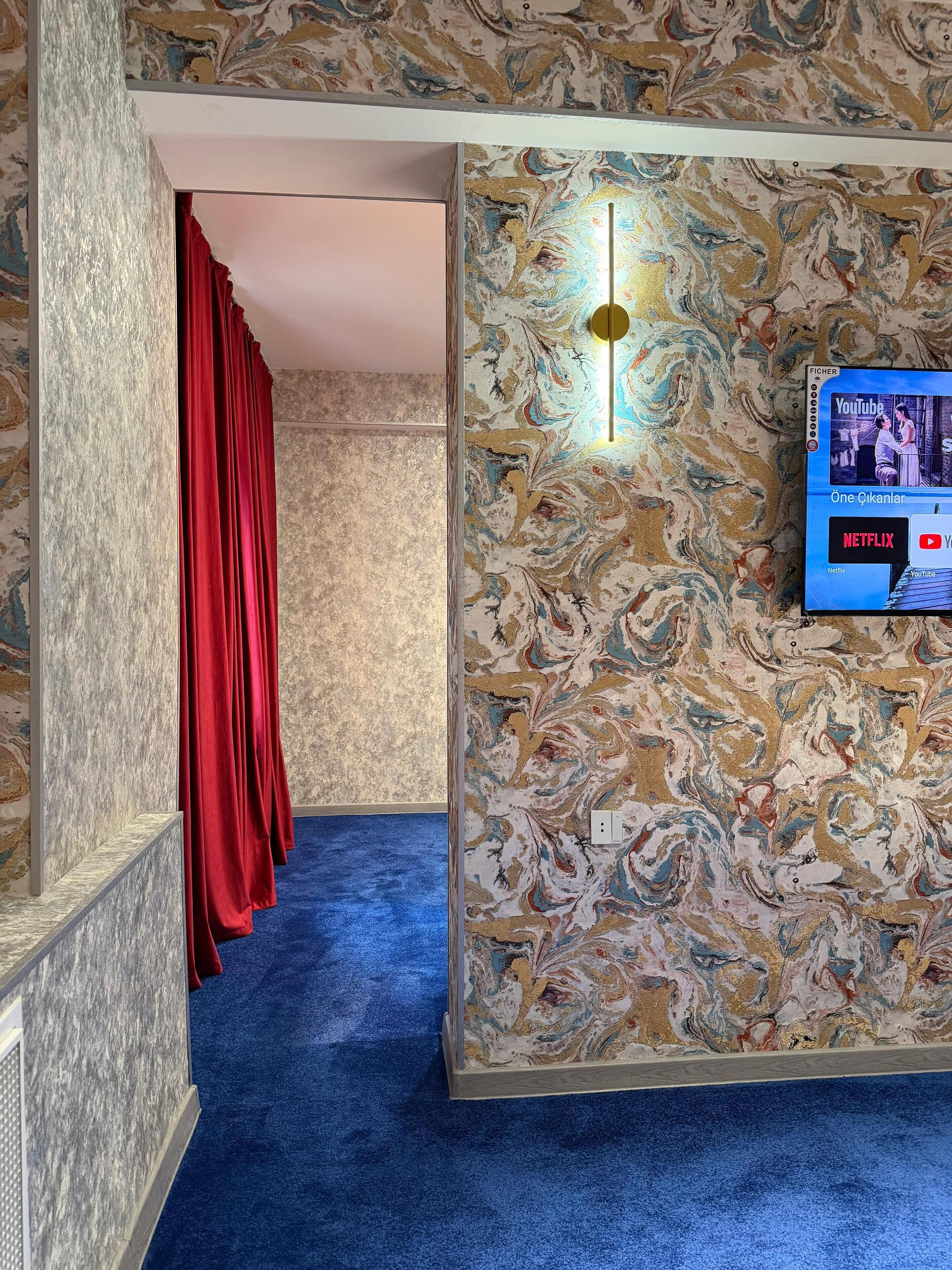 Signature Studio Suite | In-room safe, desk, laptop workspace, blackout drapes