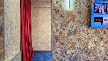 Suíte estúdio com design assinado | Cofres nos quartos, escrivaninha, espaço de trabalho para notebook