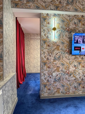 Signature Studio Suite | In-room safe, desk, laptop workspace, blackout drapes - Avenue Nizami Hotel (Baku)