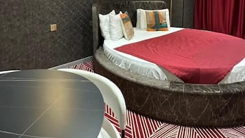 客房内保险箱、办公桌、遮光窗帘、隔音