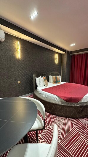 In-room safe, desk, blackout drapes, soundproofing - Avenue Nizami Hotel (Baku)